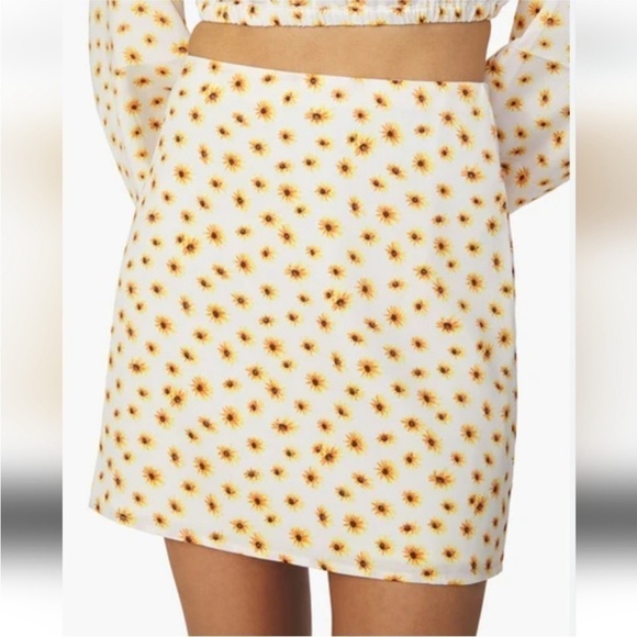 NWT WeWoreWhat mini slip skirt in daisy print women L - super cute, very 90s! - Picture 1 of 10